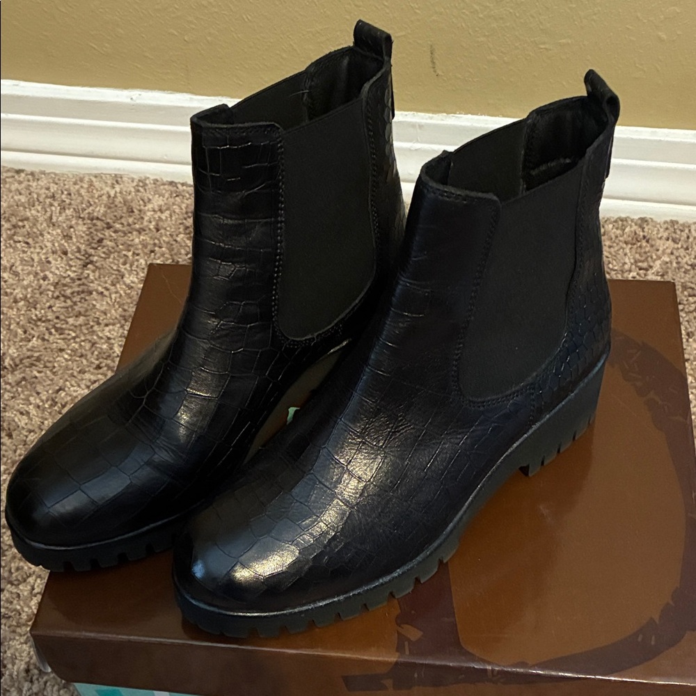 Black Crocodile Pattern Women’s Chelsea Boots
